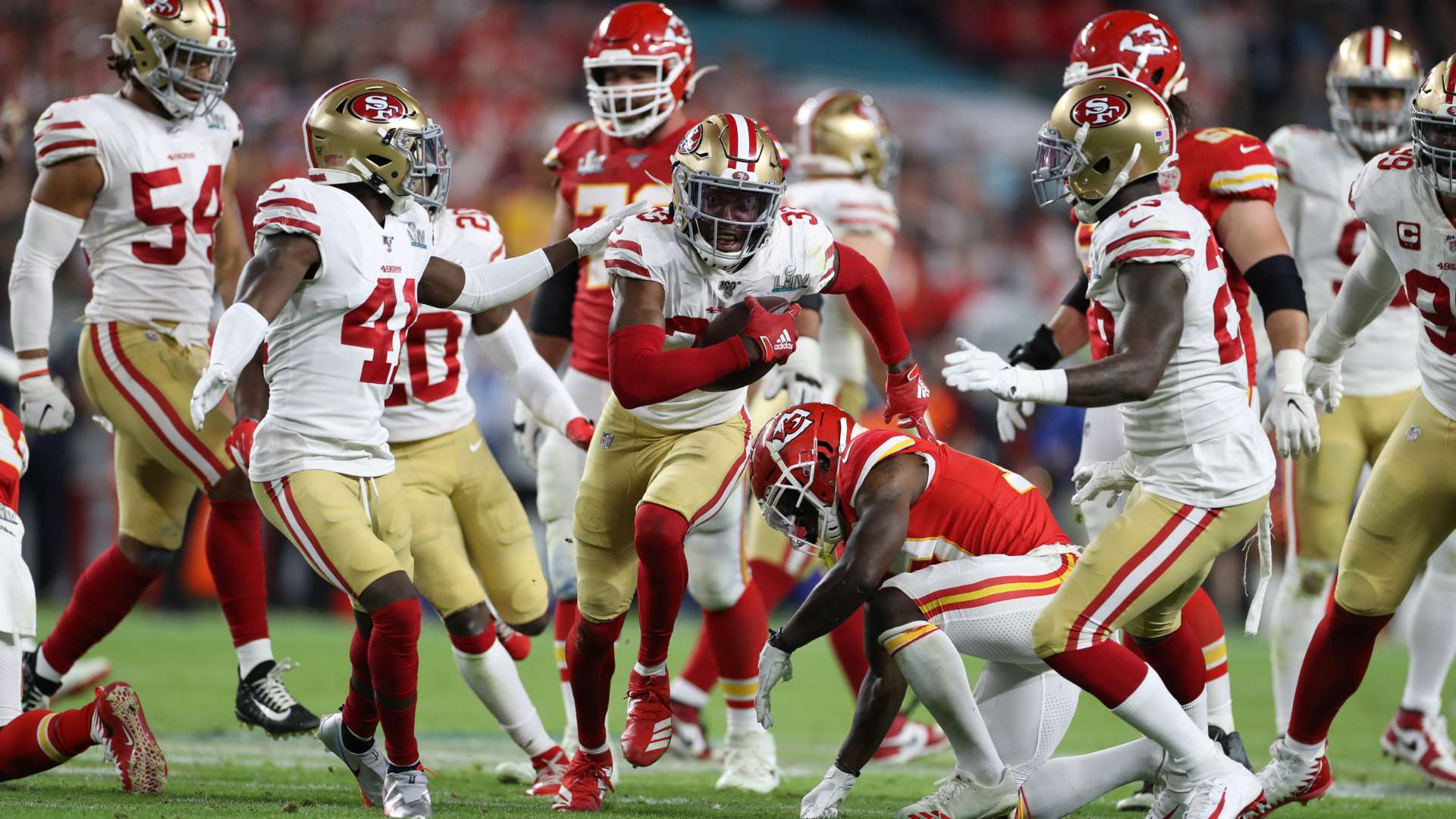 英超末段逆袭大戏上演八球出炉球队奋力拼搏展现不屈精神